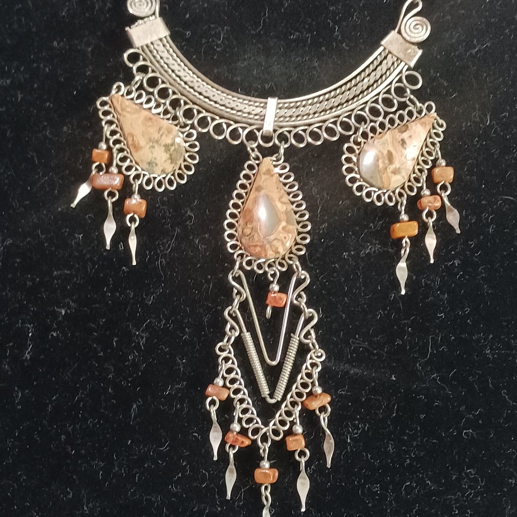 Silver Tone And Jasper Necklace Silver Tone And Jasper Necklace